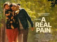 A Real Pain (2024) เป็นภาพยนตร์ตลกดราม่าเกี่ยวกับเพื่อนคู่หู 